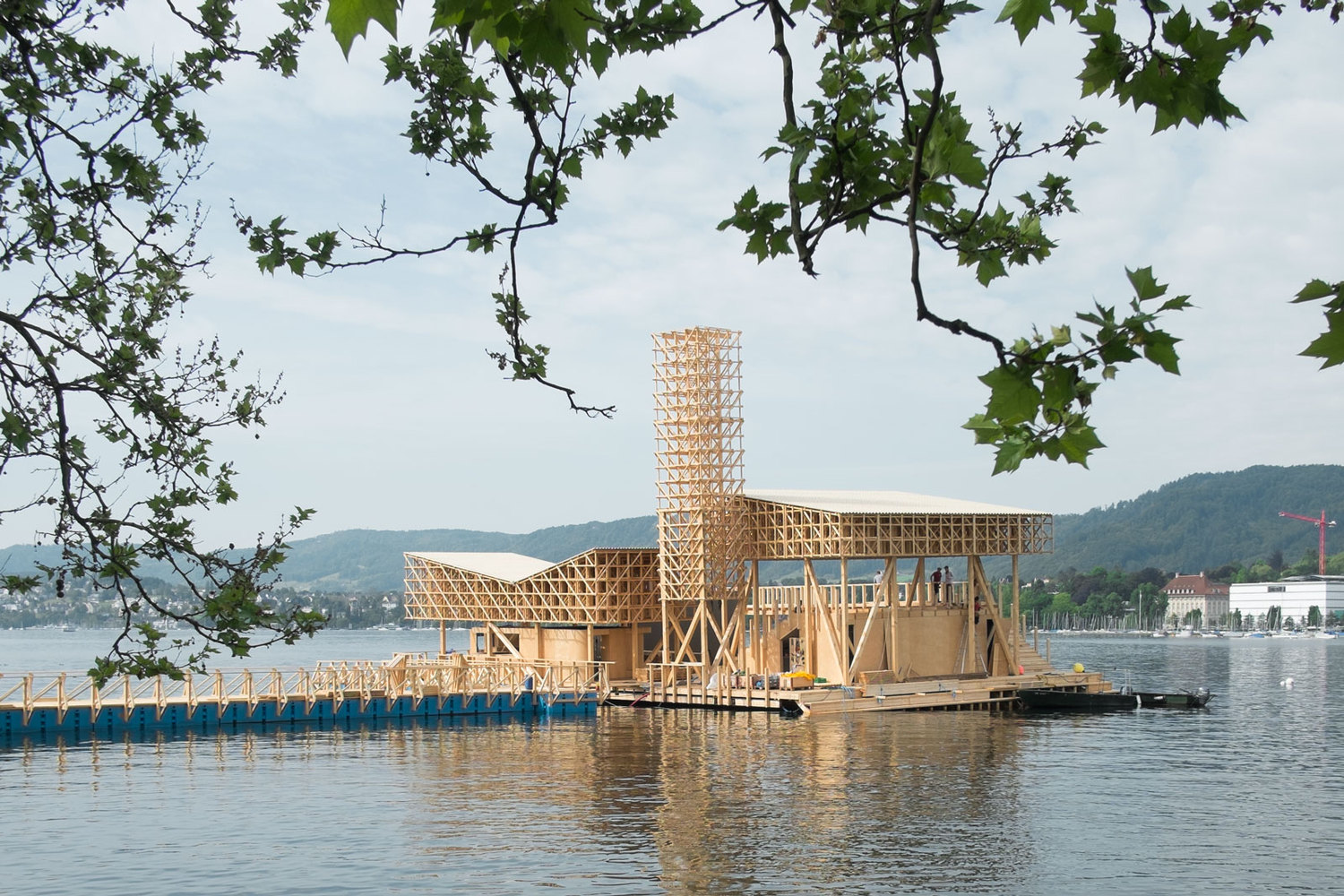 Pavilhão flutuante de madeira atrai a atenção no Manifesta 11 em Zurique